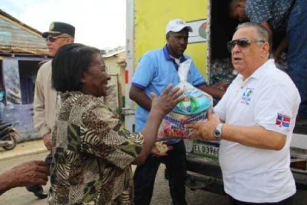 Comedores Económicos entrega alimentos a familias de Santo Domingo Norte con inversión RD$1.9 MM