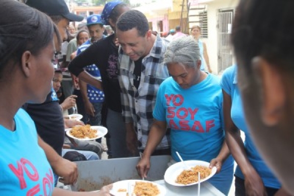 Comedores suministra almuerzo a familias y socorristas tras explosión planta de gas Los Ríos