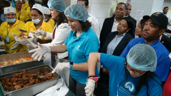 Vice presidenta Cedeño de Fernández visita sede Comedores Económicos; sirve alimentos a usuarios