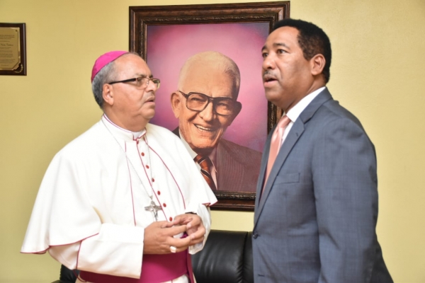 Monseñor Benito Ángeles valora servicios de Comedores Económicos; visita institución