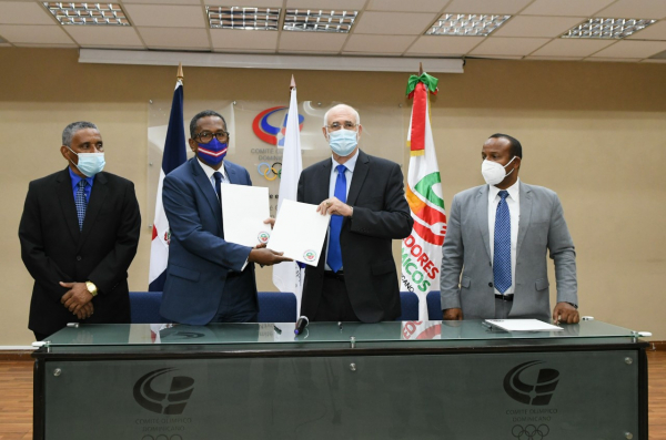Comedores Económicos firma acuerdo con Comité Olímpico Dominicano