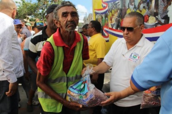 Comedores Económicos entrega alimentos en barrios del DN con inversión RD$1.6 MM