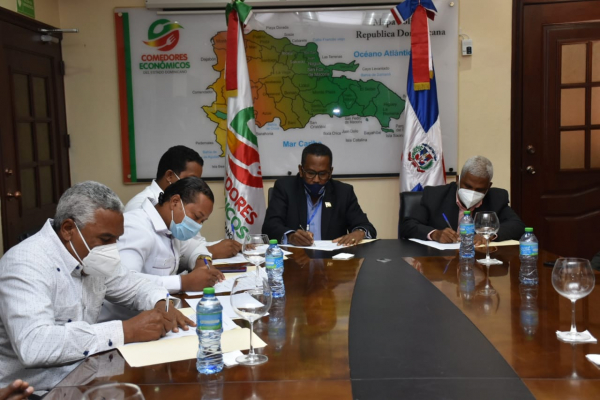 Director Comedores Económicos del Estado firma acuerdo con Indesur y alcaldes parte región Enriquillo