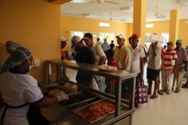 Cientos de personas acuden a adquirir sus alimentos en el reinicio operaciones de Comedores Económicos