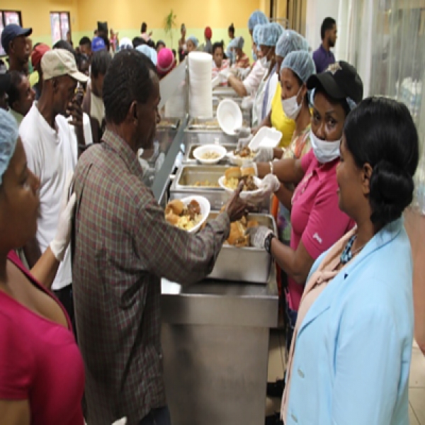 Comedores Económicos sirve almuerzo gratis con una inversión RD$7.1 millones