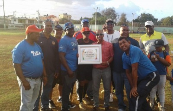 Dedican torneo de beisbol y entregan placa de reconocimiento a Nicolás Calderón