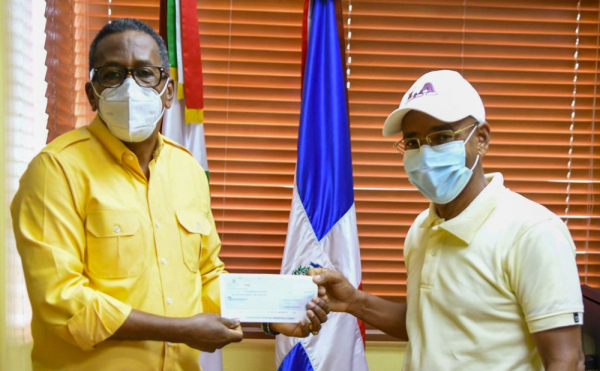 Comedores Económicos del Estado Dominicano continúa pago de prestaciones laborales; director entrega cheque por un millón 200 mil pesos a uno de los desvinculados