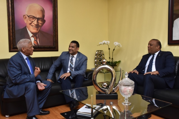 Director Antigua recibe visita de diputados Luis Alberto Tejeda y Luis Henríquez