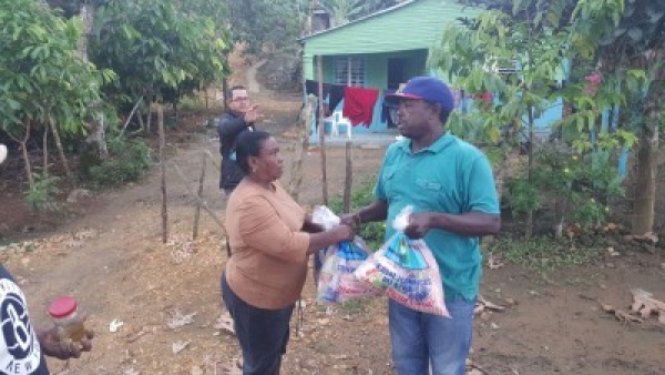 Comedores Económicos asiste a familias afectadas por lluvias en Cotuí